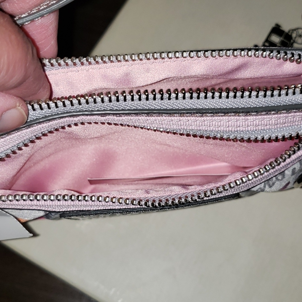 New Coach Poppy Graffiti Heart Large Wristlet - Picture 6 of 7